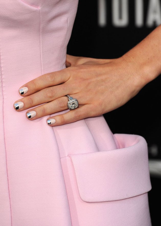 jessica-biel-nails-half-moon-manicure-total-recall-premiere