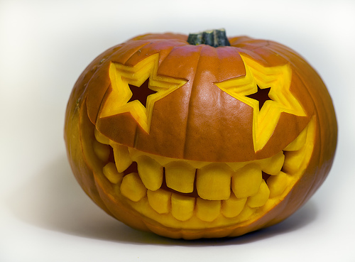 Halloween-pumpkin-carved-smiley-star-face-CC1