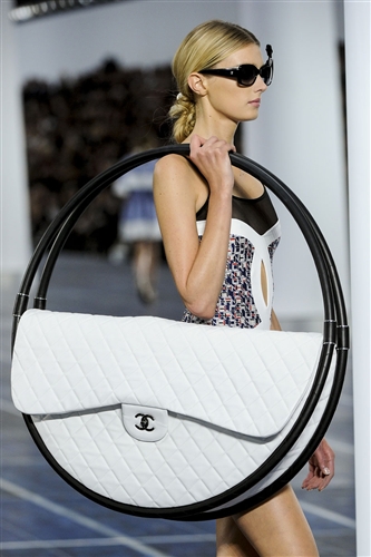 HULA HOP BAG CHANEL