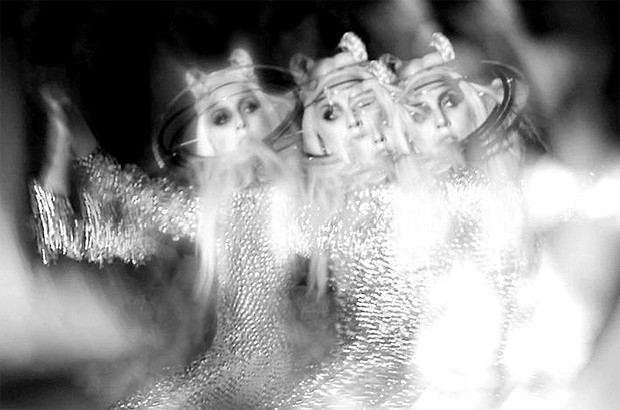 LADY GAGA VIDEO WHITE CHRISTMAS