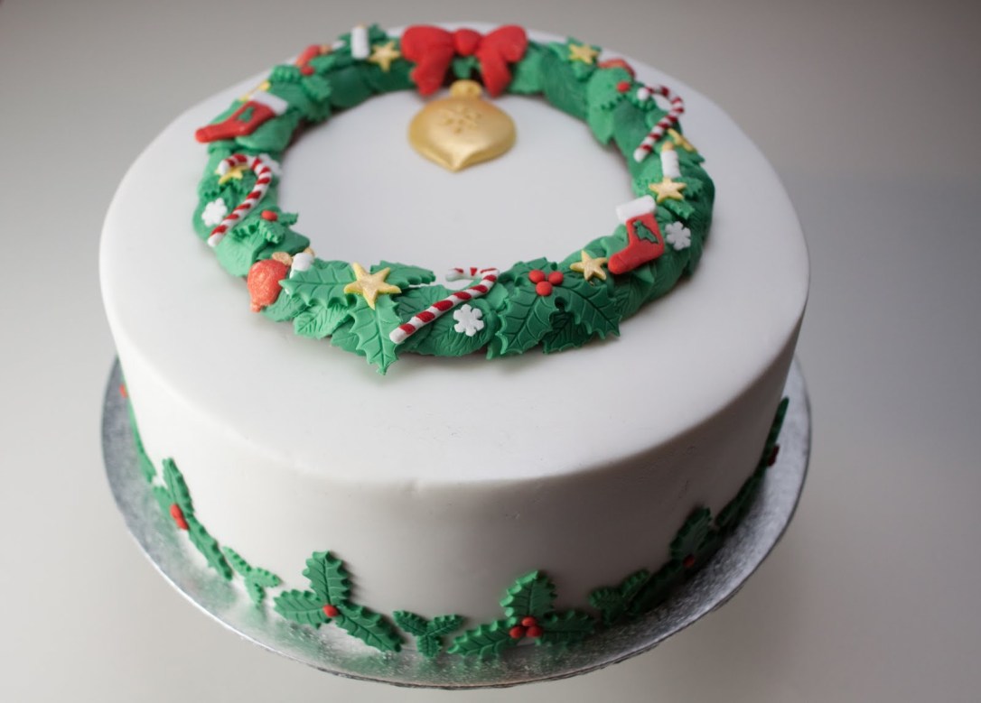 torta natale con agrifoglio