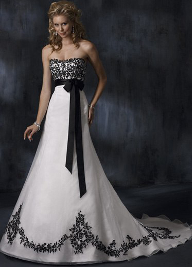 abito da sposa bianco con ricami in nero