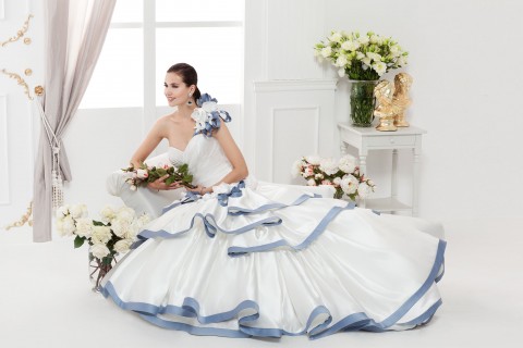 abito da sposa bianco e blu