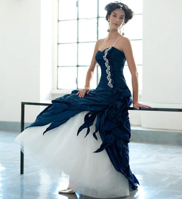 abito da sposa blu e bianco