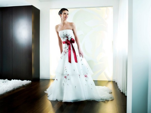 abito da sposa con fiori rossi