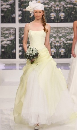 abito da sposa giallino e bianco