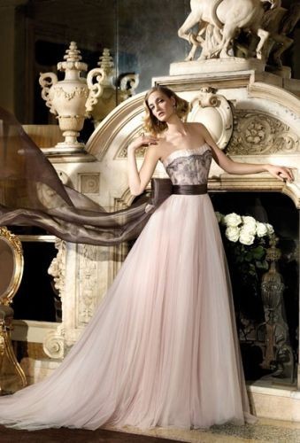 abito da sposa rosa con pizzo nero