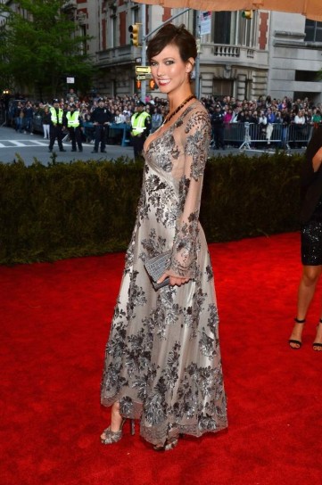 karlie-kloss-in-louis-vuitton met gala 2013