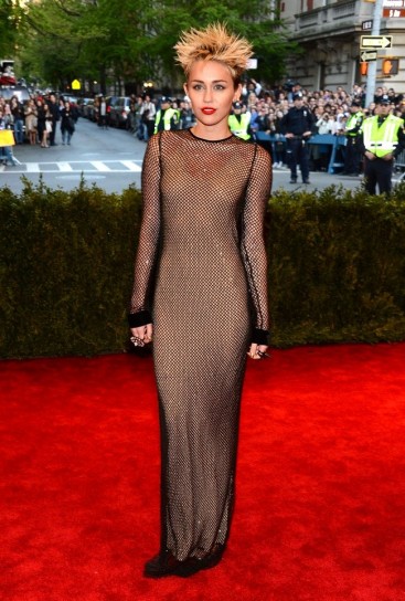 miley-cyrus-in-marc-jacobs met gala 2013