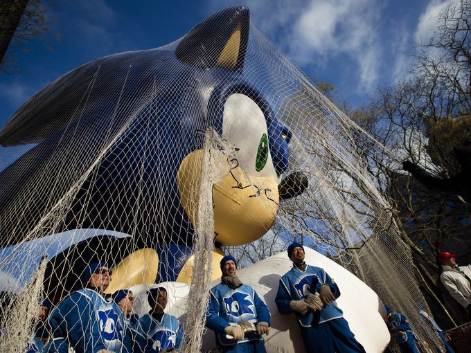 1385657371003-parade04