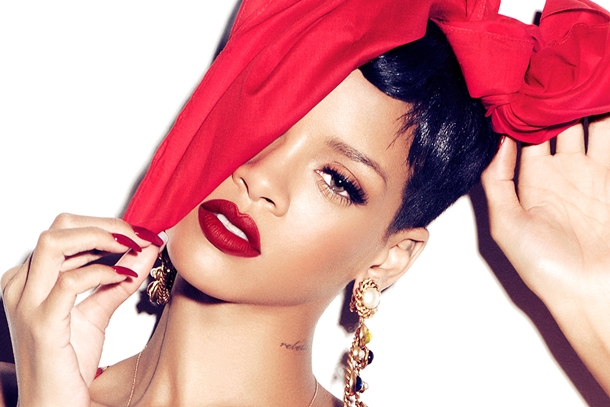 RIHANNA E MAC COSMETIC