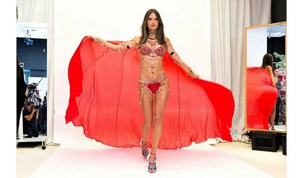 alessandra ambrosio vicotria's secret fashion show 2014