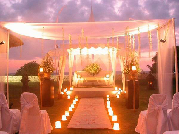 altare illuminato per matrimonio di sera