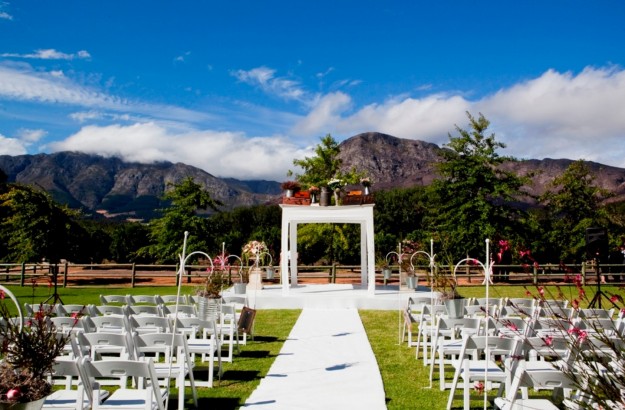 altare matrimonio in giardino