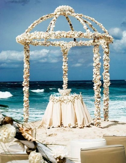 altare matrimonio rivestito di fiori