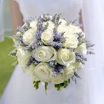 sposa bouquet rose bianche e lavanda